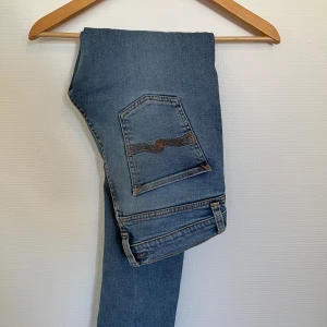 Nudie Jeans  - Nudie jeans i bra skick och passform. Modellen är lean dean, slim fit. Kom privat för fler bilder och ifall du har nån fråga.  