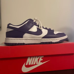Nike Dunk Low Court Purple - Storlek 42 och är i väldigt bra skick! Om ni vill så kan jag skicka mer bilder eller om ni vill ha mer info om de så skriv till mig. ‼️Crease skydd ingår‼️