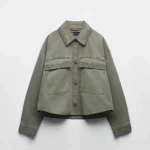 Grön Zara jacka - Superfin grön jacka från Zara med broderi på armar, krage och fickor🩷