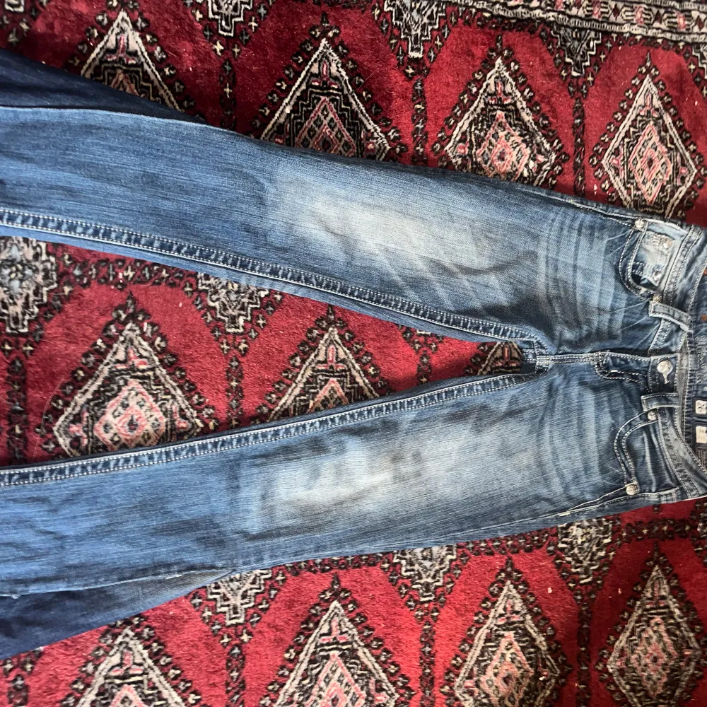 Super snygga lågmidjade miss me jeans från usa som är omsydda från skinny jeans till bootcut. Jeans & Byxor.