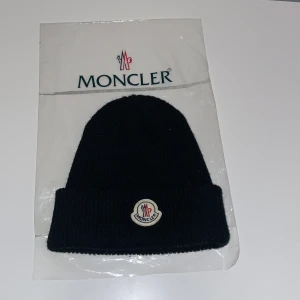 Moncler mössa - Tja säljer en moncler mössa använt Max 5 gånger säljer för 600 kr