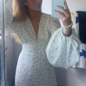 adoore klänning - super fin adoore klänning i storlek 36, använd en gång nu vid midsommar och den va så fin och fick även många komplimanger💘 jag har kvar förpackningar och även lapparna som med kommer vid köp, hör av er vid fler frågor! storlek 36💘🍀