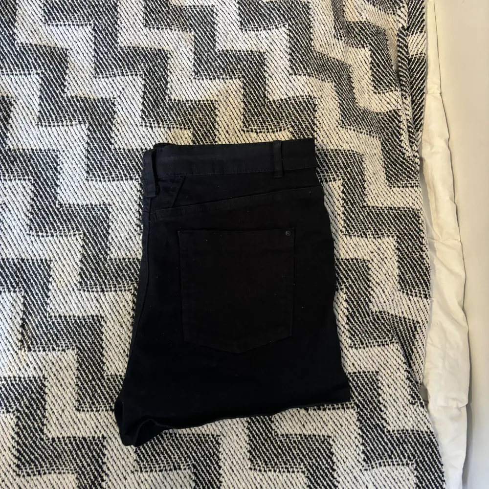 Superfina svarta shorts med broderade detaljer, aldrig använda. Storlek 40 men små i storleken. Shorts.