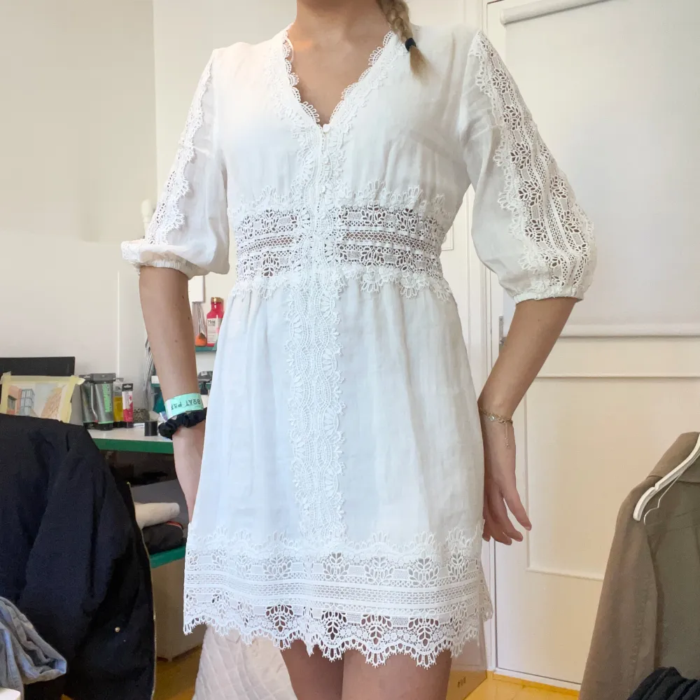 Vit Zara klänning med spets köpt föra året men aldrig använt där av prislappen kvar . Klänningar.
