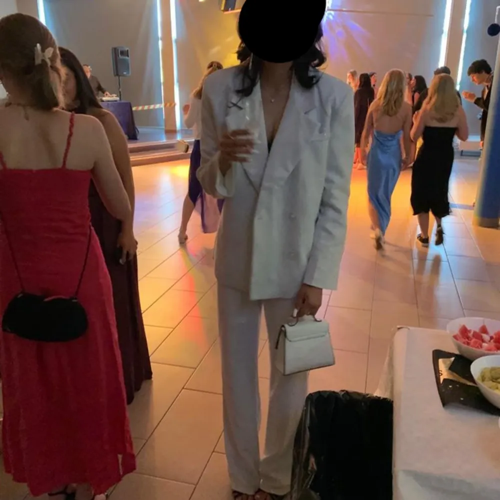 Blazer plus byxor I förger white gold Storlek xs Endast andvänt vid skol bal Nypris 2190 . Puvut & Bleiserit.