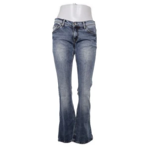 Lågmidjade utsvängda jeans peakperformance - Lpgmidjade jeans från peakperformance med liten bootcut. Storlek 29/32, passar mig som oftast har xs-s. Säljer då de inte är så utsvängda som jag hade velat. Färgen visas bäst på de två första bilderna
