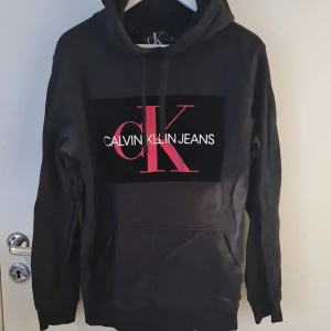 Huvtröja  - Tjock och skön huvtröja ifrån Calvin Klein. Sparsamt använd. Fint skick. 