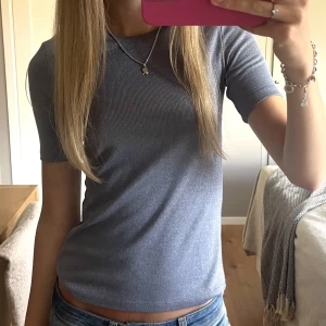 Tshirt!! - Snygg blågrå tshirt med glitter i sig! 💙✨🪩