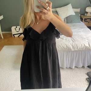 långklänning  - så fin långklänning med volang från h&m💕💕