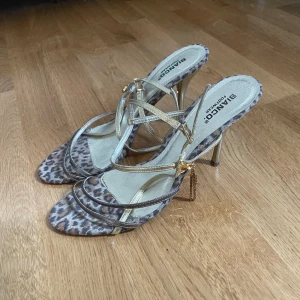 Superfina klackar😍 - Säljer nu dessa vintage leopard klackar, köptes här på Plick men dom passade tyvärr inte. Fint skick med tanke på att de är vintage. Storlek 40, men skulle säga att de passar 39-40. Jag har 38 och de var tyvärr för stora🥰