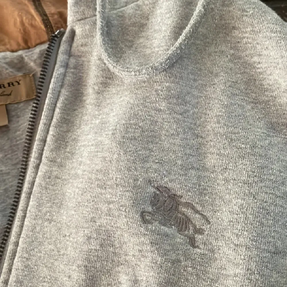 Burberry zip hoodie i storlek L. Knappast använd. Otroligt fint skick, tveka inte på att höra av er vid intresse eller frågor. Priset kan diskuteras!😁🍾. Hoodies.