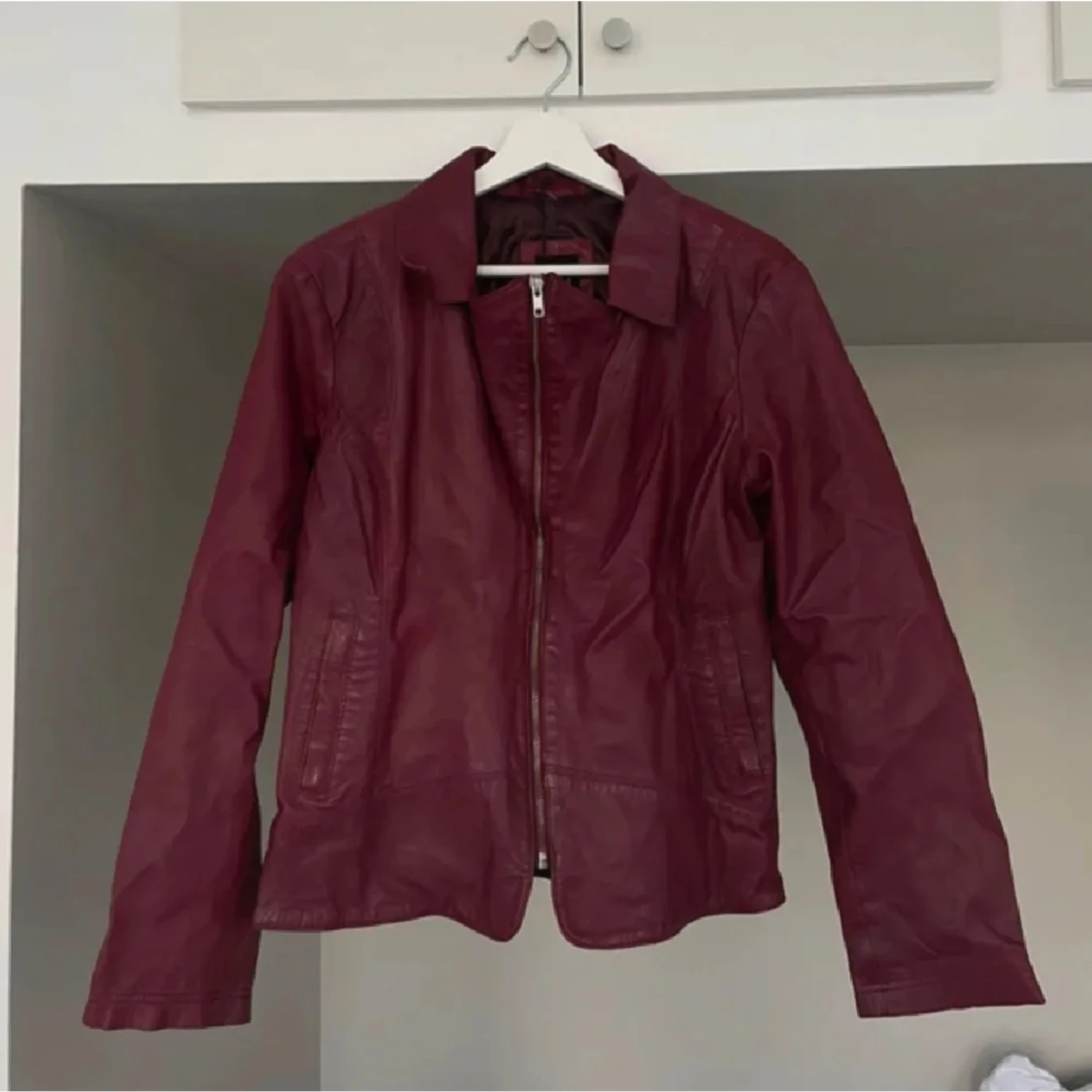 Vinröd läderjacka - 90
