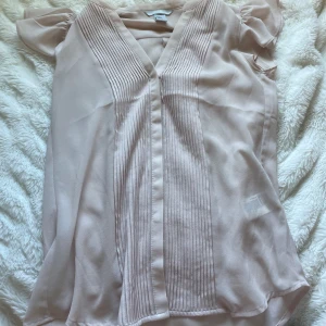 Beige blus - Fin beige blus storlek 34 från HM Fint skick inte använd många gånger  Säljer då den börjar bli för liten, lite mot den genomskinligare hållet  Pris kan diskuteras 