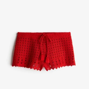 Röda shorts - Kollar intresset på dessa sjukt snygga lågmidjade virkade shorts från hm som är helt slutsålda❣️prislappen är kvar. Har i storlek xs och m!