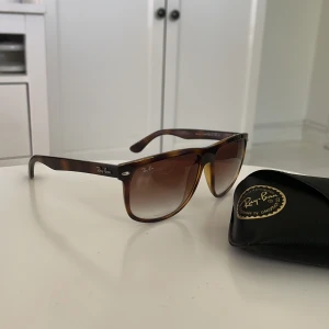 Glasögon - Hej, säljer nu mina Ray Ban boyfriend glasögon. Dom är felfria och knappt använda. Super snygga solglasögon  😎 