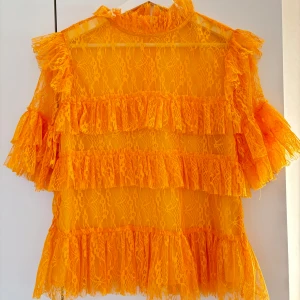 Blus By Malina - Använd en gång. Hittar aldrig tillfälle till att ha på mig denna.