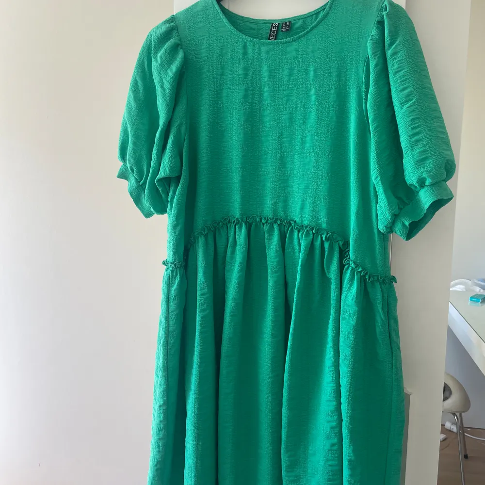 Säljer denna super fina klänningen i en jätte fin grön färg som inte riktigt framgår på bild. Klänningen är ganska stor i storleken och skulle tro att den passar någon från Xs t.o.m M. Den har inga defekter. Hör gärna av dig vid eventuella frågor🫶.. Klänningar.