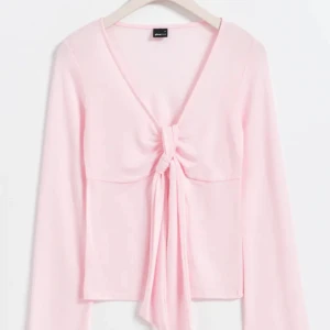 Knyt topp/blus - Använt nån gång men har tyvärr ingen användning av den!  Tie front long sleeve top