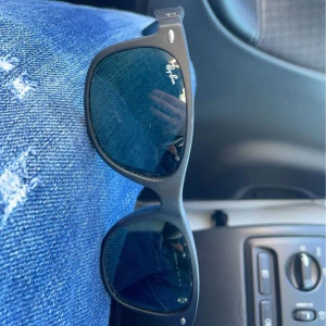 Raybans new wayfarer - 10/10 skick  köpta på synsam för 1499kr  inget kvitto men man kan se på dem att dom är äkta.