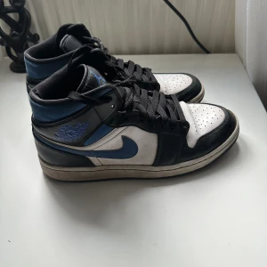 Jordan 1 mid ”white black royal” - Säljer nu mina Jordan 1. Skorna är använda men väl bevarade (se pris) Nypris: 2000 Mitt pris: 1000 Finns att hämta i hökarängen. Kan tänka mig frakta men köparen står för frakten.