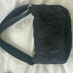 Svart väska  - Svart väska från monki. Gott skick.