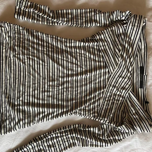 Guess Odd-shoulder tröja - Fint skick. Off shoulder ärm. XS