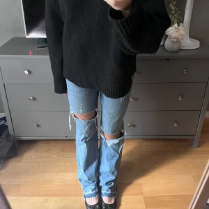 Lågmidjade jeans - Lågmidjade jeans från pull & bear!💕 Har sytt om de själv från högmidjade till lågmidjade, så därav lägre pris! (Skriv om ni vill ha närmare bild på detta!)  Jag är 172 cm
