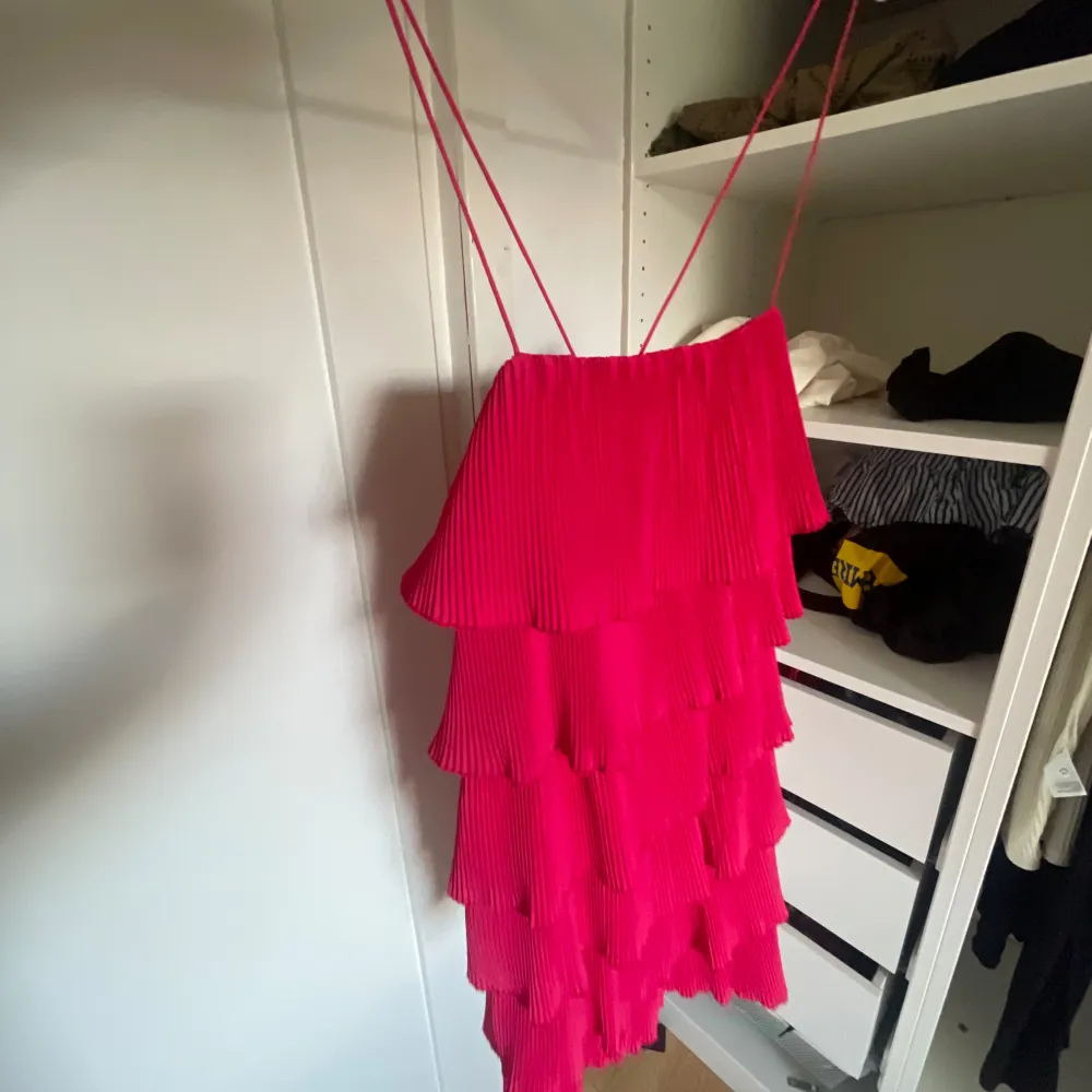 Fin rosa volang klänning från boohoo. Änvänd högst två gånger!🥰. Mekot.