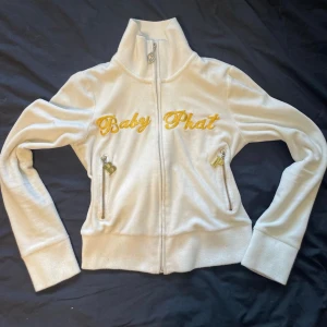 Baby phat jacka  - Jättefin jacka från märker baby phat ❤️ har du en fråga är det någon att skriva! Proset går att diskutera vid snabb affär. Dragkedjan är liite svår att få på men går fortfarande att använda så länge man är försiktig ❤️❤️❤️