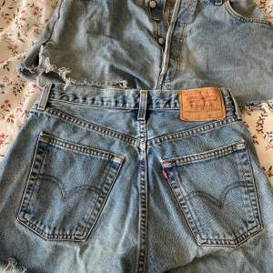 Två jeansshorts från Levis 