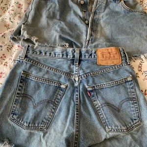Jeansshorts - Två jeansshorts från Levis 