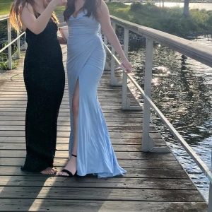 Blå balklänning  - Den blåa klänningen på bilden, använd en gång Köpt för 3400 Snörning i ryggen 