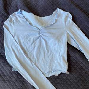 En långärmad ljusblå tröja i stretchigt material 🩵 frakt ingår ej ☺️