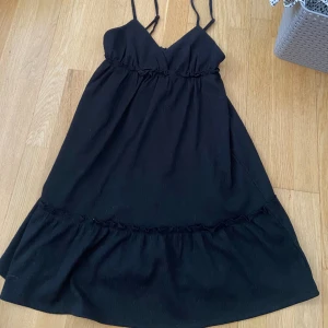 Svart klänning som kan användas som lång kjol 🖤 - Svart klänning som går jättebra att vika in och ha som kjol 