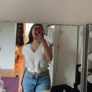 Vit väst - Stickad vit väst som man ha både över en tröja eller utan 🥰🥰