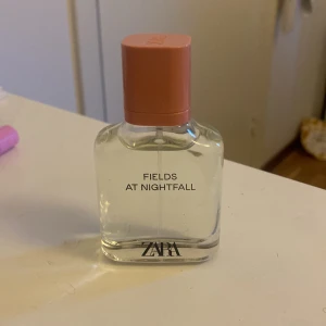 Zara parfym - Säljer denna nästan oanvända zara parfym, luktar jättegott men kommer inte till användning❤️