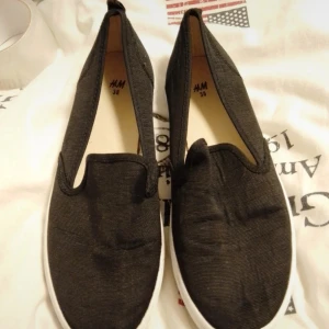 Sandaler/skor  - Säljer ett par skor. Dem är i mycket bra skick, använda fåtal gånger. Dem är i strl 38 från H&M. Köptes nog förra sommaren. Säljer dem för 100kr + frakt! 