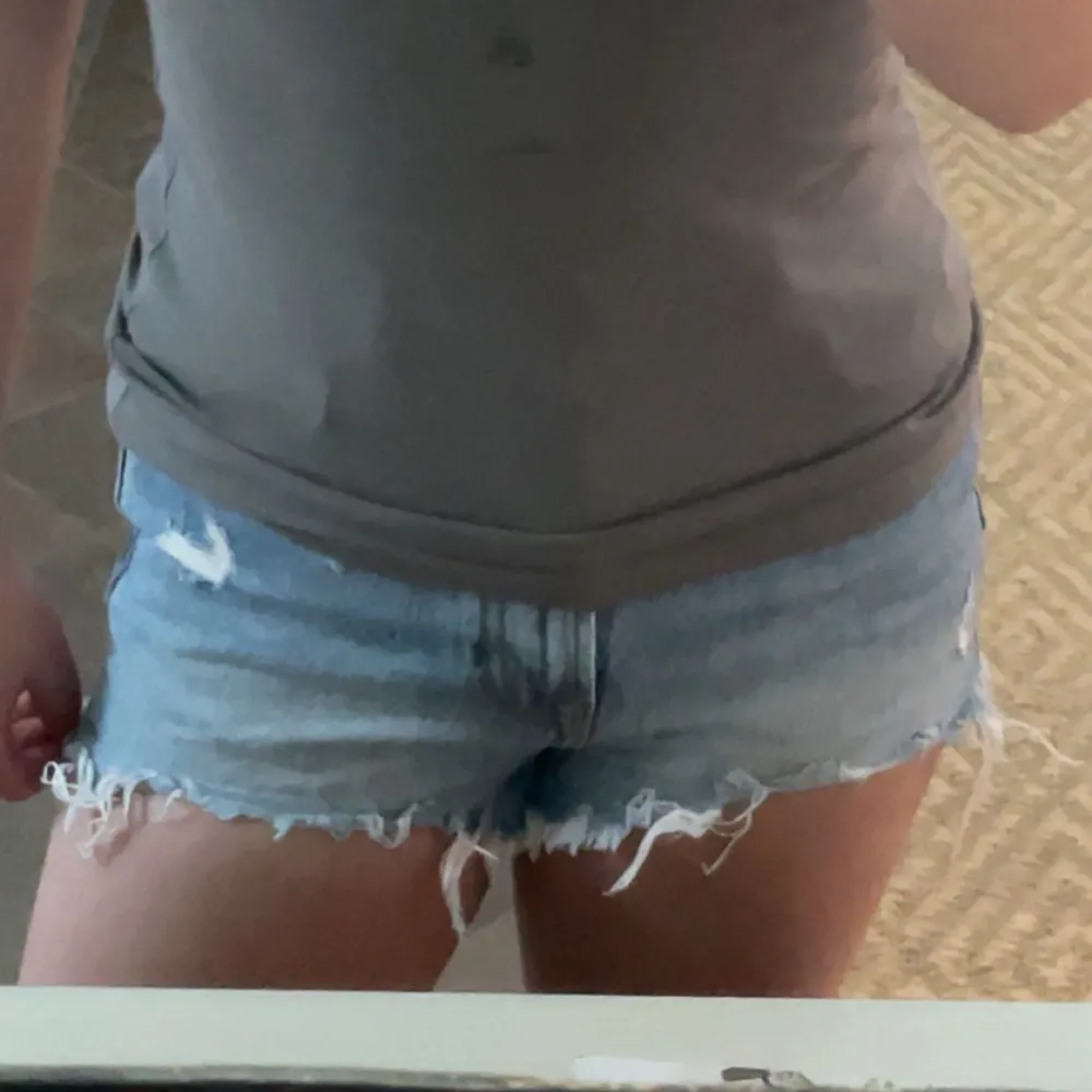 Jätte fina jeans shorts från zara som är lite tjata i midjan för sin storlek💞. Shorts.