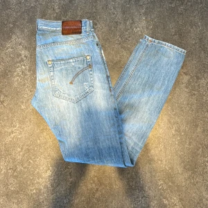 DonDup jeans - Dondup jeans i fint skick, storlek 33, slitningar som design. Fast pris
