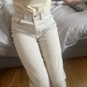 Midwaist beige jeans - Det står att den är storlek 34 men skulle säga att den passar ännu mindre storlekar, knappt använda och köpta ifrån new yorker. Lite korta på mig som är 165 cm. Kontakta mig för mer information:)