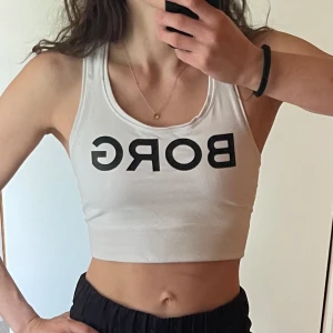 Björn Borg sporttopp - Utrensning bland träningskläderna! Björn Borg sporttopp.  Använd, i använt skick. Vit/beige. 