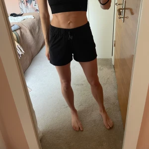 Lululemon shorts - Lululemon ”On the fly MR short”. Använda men i fint skick. Storlek 2 (motsvarar XXS-XS) Originalpris 650 kr.