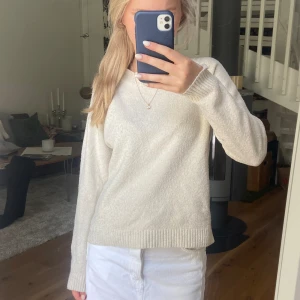 Stickad tröja som inte används🥰 - Helt ok skick lite nopprig men går nog att få bort med noppermaskin😍