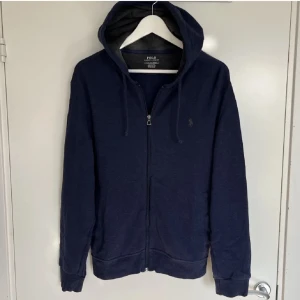 Ralph Lauren zip hoodie - Säljer en väldigt fin Ralph Lauren Navy Blue zip hoodie så är i gott skick,äkta såklart. Hör av dig för minsta lilla fråga eller fundering.