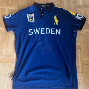 Ralph lauren Sweden XL big polo chief keef  - Sjukt eftertraktad Ralph lauren big pony Sverige pike. Perfekt kondition och sjuk passform. Skicka dm för frågor och är down för att tradea. 