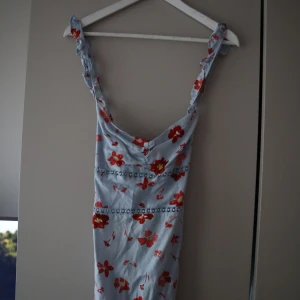 Sommarklänning från zara - Går ca 20 cm nedanför knäna. Oanvänd, djup i ryggen med snörning bak.  Storlek S