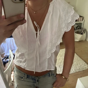 Vit blus  - Somrig blus perfekt till sommaren, använder tyvärr inte tillräckligt och endast använd 3 gånger🌸