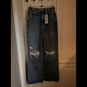 Oanvända jeans med prislapp - Oanvända jeans från Gina med prislappen kvar. Loose fit i snygg blå färg! 
