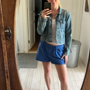 Jeansjacka från monki - Jeansjacka i fint skick från monki 