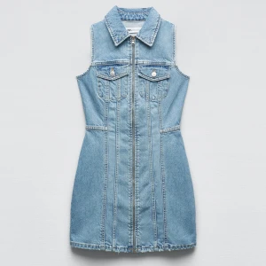 Zara jeansklänning - Säljer denna oanvända zara jeansklänning med prislapp kvar, nypris 399kr. Storlek M men passar även storlek S. Skriv vid intresse eller frågor💕